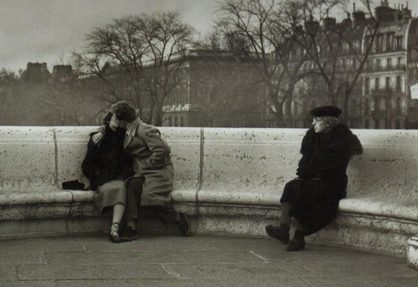 Непридуманная жизнь Поцелуи и вечная парижская весна на фотографиях «Поэта улиц» Робера Дуано.
