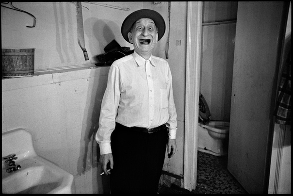 Знаменитые фотографы-документалисты: Мэри Эллен Марк Американская фотожурналистка Mary Ellen Mark не просто снимала репортажи – она жила жизнью своих героев. Её драматические фотографии делали