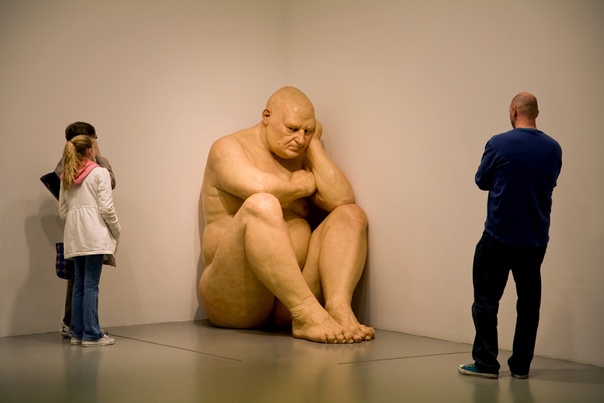 Гиперреалистичные скульптуры от Ron Mueck Впервые он представил публике восковую фигуру под названием Dead dad, которую лепил с… трупа собственного отца. Королевская академия искусств, под