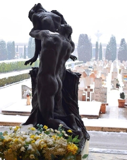 «Анелито Фугенте» («Убегающая душа»), 1914 г. Скульптура итальянского скульптора Руперто Бантерле (1889-1968). Cimitero Monumentale di Verona Извилистая и чувственная работа скульптора начала