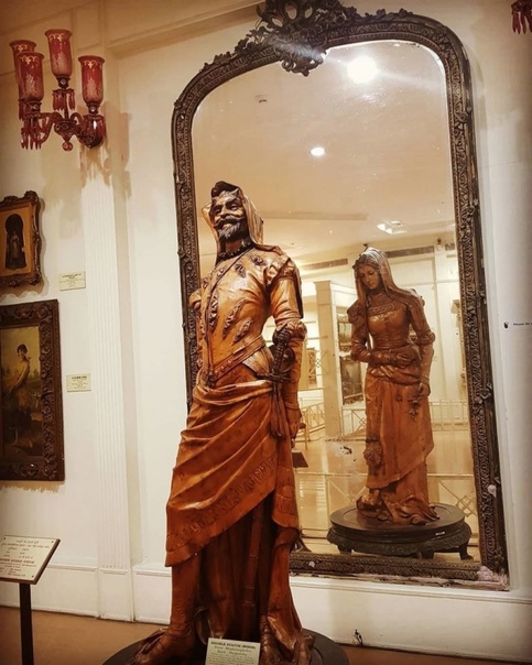 Мефистофель и Маргарита: самая известная двуликая скульптура в мире В музее Салар Джунг (Salar Jung) в Хайдарабаде, Индия, находится одна из самых удивительных когда-либо созданных деревянных