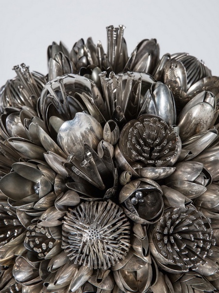 Цветы из столовых приборов Анна Каррингтон – известная британская художница, которая прославилась своим неординарным подходом к созданию арт-объектов. Корабли из жемчужных бус, королевские