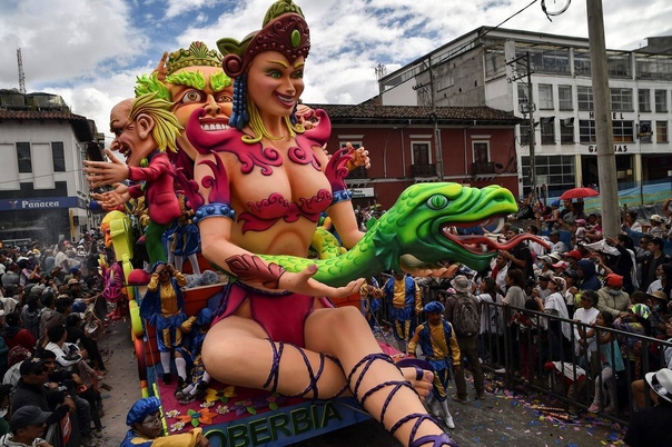 Карнавал Черных и Белых в Колумбии Со 2 по 7 января в колумбийском городе Пасто проходит красочный карнавал «Черных и Белых» (Carnaval Negros y Blancos). История карнавала началась еще в XVII