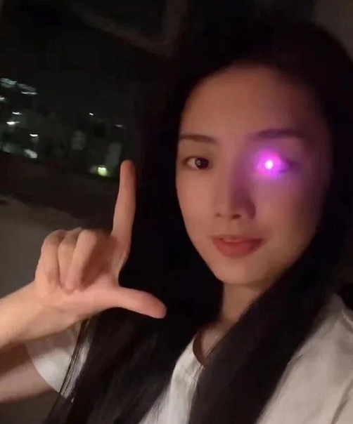 Китаянка создает уникальные светящиеся бионические глаза В 2013 году Ся Тун потеряла один глаз в серьезной автокатастрофе. В то время ей было всего 18 лет, и ей поставили глазной протез.