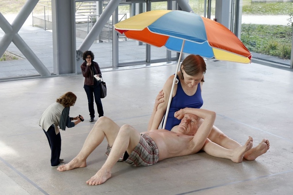 Гиперреалистичные скульптуры от Ron Mueck Впервые он представил публике восковую фигуру под названием Dead dad, которую лепил с… трупа собственного отца. Королевская академия искусств, под