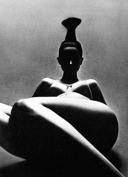 Ги Бурден Французский художник и модный фотограф Guy Bourdin известен своими провокационными изображениями.