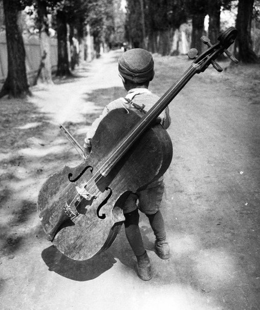 Ева Бесньо (1910–2002) Знаменитая фотожурналистка. Была участницей движения Nieuwe Fotografie (Новая фотография).