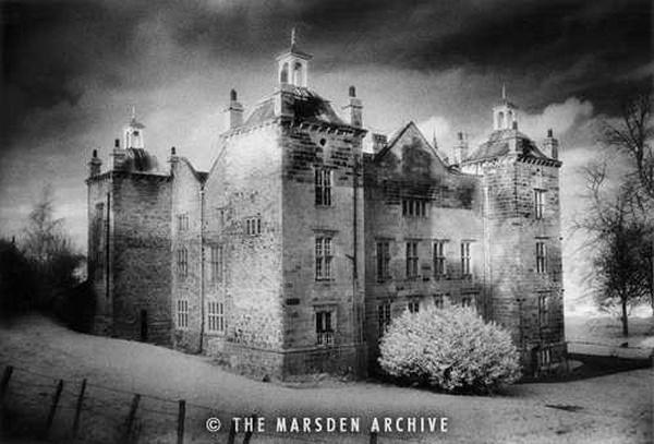 Видения По Саймон Невилл Ллевелин Марсден объездил все haunted уголки Европы. Его работы - дома с привидениями, мистические пейзажи, романтические руины, готические кладбища, тайные сады,