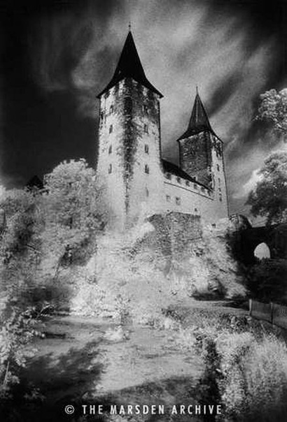 Сэр Саймон Марсден Simon Neville Llewelyn Marsden) известен своими необычными черно-белыми фотографиями домов с привидениями и замков в Европе. Темы его работ, как уже можно было догадаться -