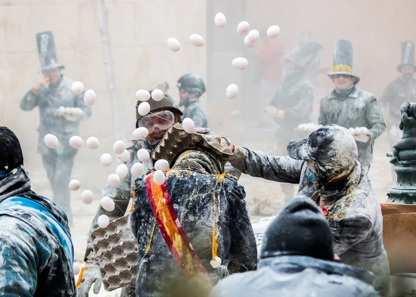 Ежегодная битва яйцами и мукой в Испании Яично-мучная битва (Els enfarinats) — испанский фестиваль-сражение, который проводят в День Простаков, 28 декабря в городке Иби провинции Аликанте, где