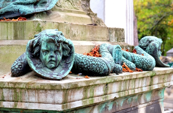 Скульптуры кладбища Пер-Лашез Крупнейший музей надгробной скульптуры под открытым небом находится в элитном районе Парижа. Кладбище занимает 48 гектар, а количество могил превышает миллион. Это