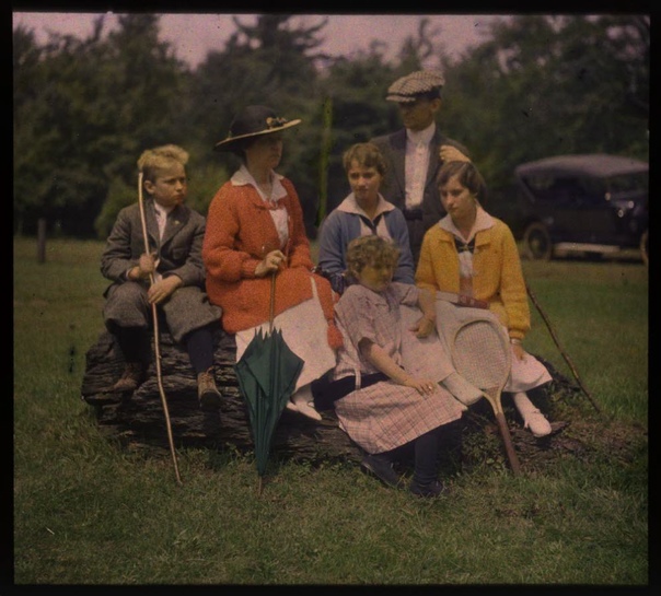 Эпоха модерн в цвете Автохромные снимки начала века — это редчайшие фотографические памятники. Способы их копирования, разработанные Люмьерами, не нашли практического применения, сделав