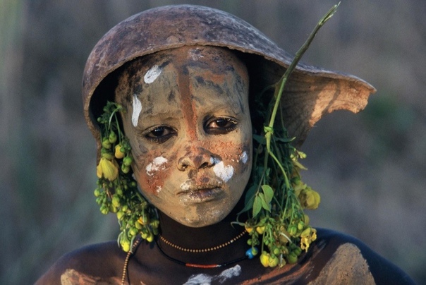 Наряды африканских модников Удивительные снимки сделаны немцем Хансом Сильвестером, известным фотографом-документалистом. Его целью было попытаться сохранить то, что может скоро исчезнуть, —