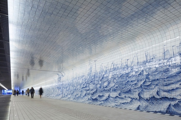 Новый шедевр градостроительного искусства в Амстердаме: подземный тоннель с фантастической фреской из керамических плиток Недавно сооружённый компанией Benthem Crouwel подземный тоннель в