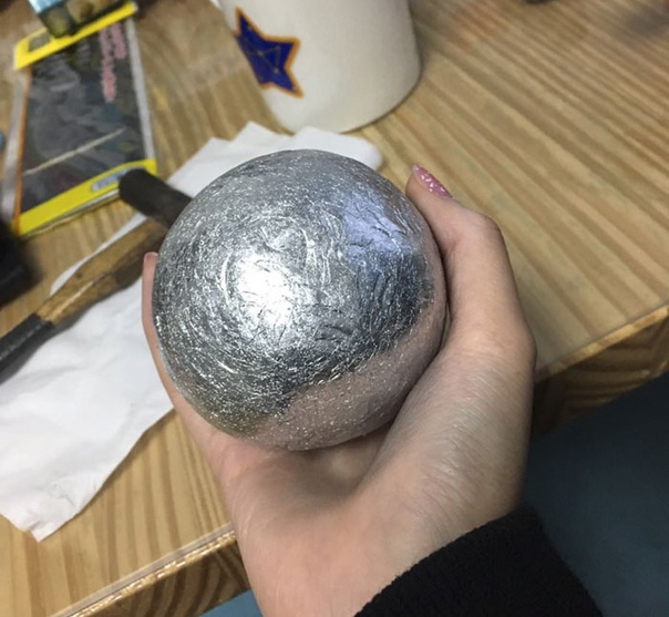 Японцы полируют шары из фольги до совершенства Пользователь Twitter с ником @ puchuco709 взял 16-метровый рулон алюминиевой фольги и начал комкать его, формируя шар, а затем начал обрабатывать
