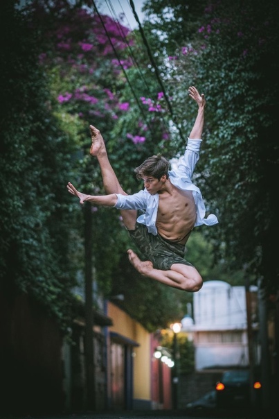 Танцоры на оживленных улицах старинного Мехико В октябре фотограф Омар Роблес, живущий в Нью-Йорке, отправился на 13 дней в столицу Мексики — город Мехико. Работая совместно с FujiFilm, он
