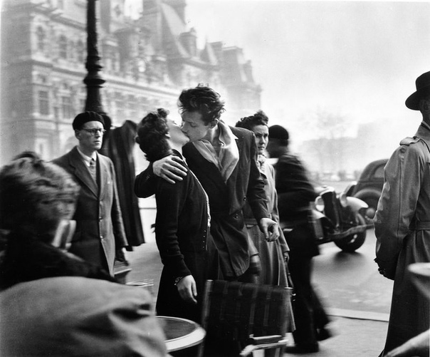 Непридуманная жизнь Поцелуи и вечная парижская весна на фотографиях «Поэта улиц» Робера Дуано.