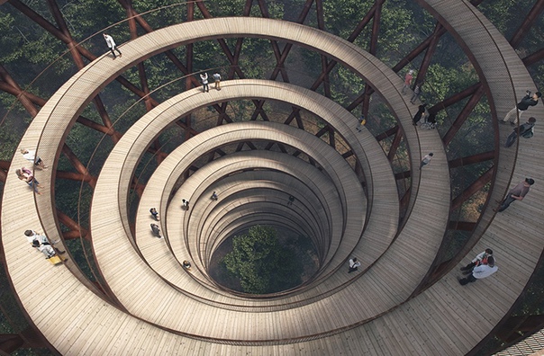Спиральная башня для пеших прогулок В Дании архитектурная студия EFFEKT спроектировала спиральную прогулочную тропу, возвышающуюся над лесом около города Хаслев, в часе езды от Копенгагена.