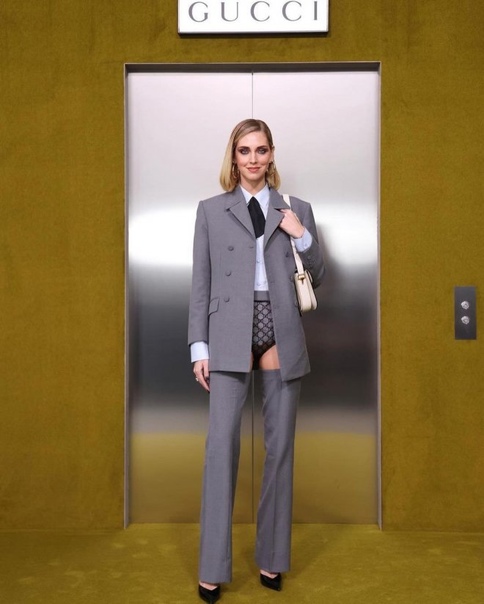 Gucci показала новый деловой костюм Вместо брюк - элегантные трусики.