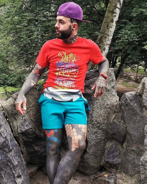 Британец покрыл татуировками 90% тела, но это еще не предел Adam Curlykale родился в Калининграде, Россия, вырос в Познани, Польша, сейчас живет в Лондоне, Великобритания. 32-летний мужчина