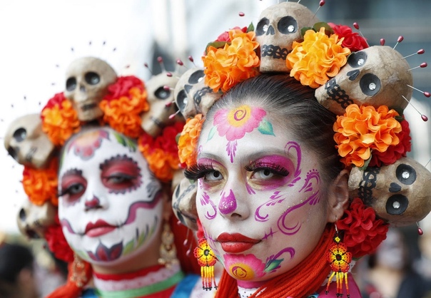 Процессия по случаю Дня мертвых в Мехико День мертвых является одним из самых ярких и самобытных праздников в Мексике. Это праздник, посвящённый памяти умерших, проходящий ежегодно 1 и 2 ноября