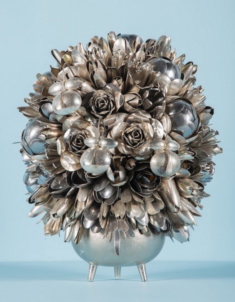 Цветы из столовых приборов Анна Каррингтон – известная британская художница, которая прославилась своим неординарным подходом к созданию арт-объектов. Корабли из жемчужных бус, королевские