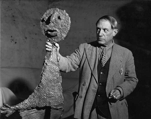 Скульптуры Пикассо в объективе Брассай Французский фотограф венгерского происхождения Brassaï начал фотографировать Пикассо в 1932 году, когда журнал Минотавр поручил ему сделать несколько