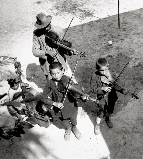 Ева Бесньо (1910–2002) Знаменитая фотожурналистка. Была участницей движения Nieuwe Fotografie (Новая фотография).