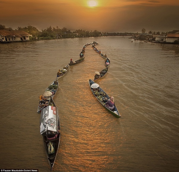 Колоритные фотографии плавучих рынков в Индонезии Для Индонезии плавучие рынки являются нормой. Люди нагружают лодки товаром и отправляются подальше от берега. Зачастую даже не получить деньги,