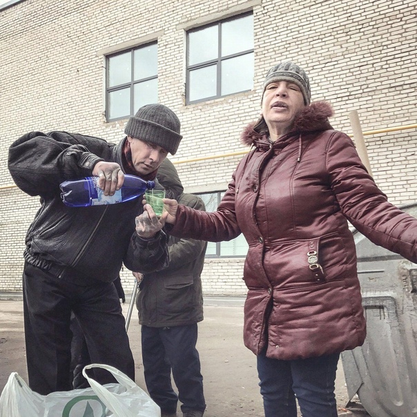 Фотографии неприкрытой России 40-летний фотограф Дмитрий Марков вырос в городе Пушкино, где, как и многие дети того времени, шатался по улицам, избегая общения со своим пьющим отцом. К счастью,