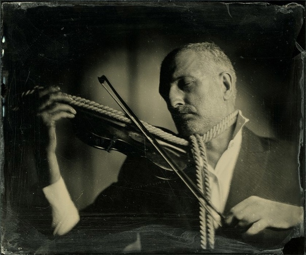 Миша Бурлацкий – фотограф, работающий в технике середины XIX века — амбротипии Таких специалистов в мире не более пятисот