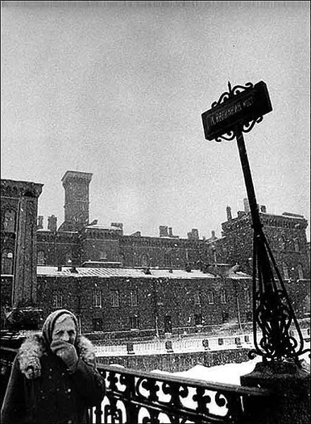 Главные имена ленинградского фотоандеграунда: Леонид Богданов Представитель классической фотографии в ленинградском независимом искусстве. Леонид Богданов создал уникальную серию городских