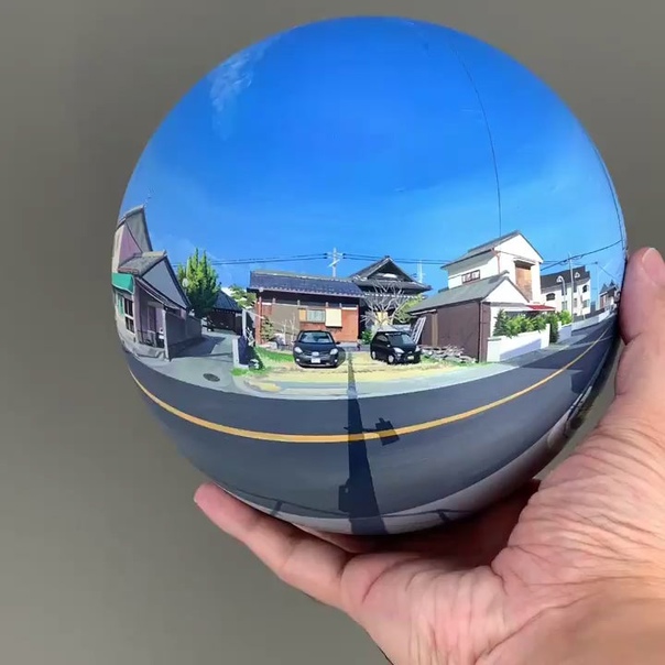 Невероятные сферические работы художника Дайсуке Самедзима В своей серии Flatball Daisuke Samejima изображает мирные японские пригороды на трехмерных глобусах. В результате зрители могут